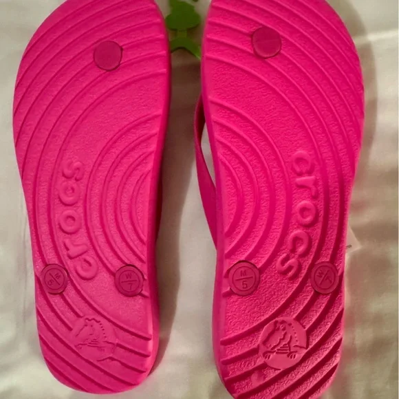 CROCS Bright Pink Flip Flops💕cute comfy and oh so cool!see photos for details - Picture 4 of 7